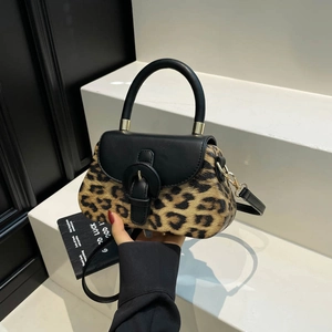 Sac bandoulière à motif léopard avec poignée en cuir noir et détails métalliques dorés