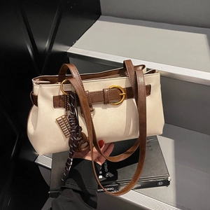 Vintage Boston underarm bag in beige and brown leather with gold ring and abacus charm