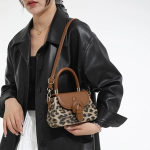 Sac carré rétro imprimé léopard avec détails en cuir marron et poignée supérieure