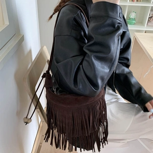 Détail du sac à bandoulière rétro avec longues franges et design en demi-lune