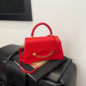 Sac à main rouge tendance avec texture tressée et décoration de chaîne dorée