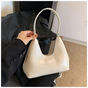 Détail du sac hobo crème avec fermeture éclair et logo Fashion sur similicuir de qualité