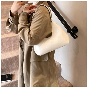 Détail du sac hobo blanc au fini brillant miroir et fermeture à glissière en métal