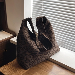Retro leopard print hobo bag with large capacity and adjustable gold metal buckle