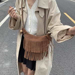 Sac bandoulière en daim marron avec franges bohèmes et détails de perles en bois