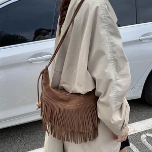 Sac hobo marron en simili daim avec de longues franges et perles en bois pour femme