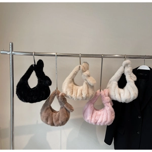 Collezione di borse a mano plissettate in peluche con manici a nodo in cinque colori