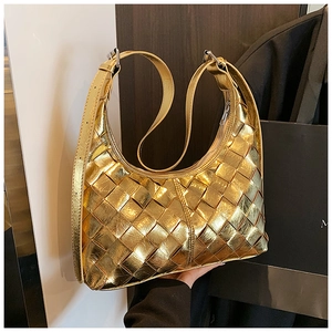 Detail der metallisch goldenen geflochtenen Hobo-Tasche mit luxuriöser Textur
