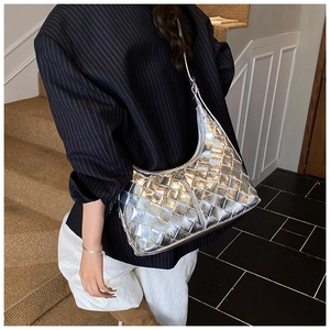 Detailansicht der silbernen Hobo-Tasche mit gewebter Diamanttextur und PU-Oberfläche