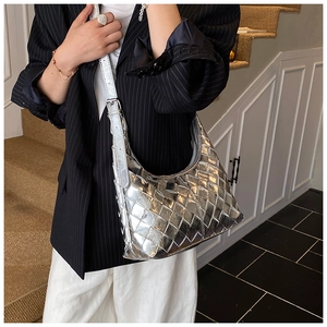 Nahaufnahme der geflochtenen Hobo-Tasche aus silbernem Metall für glänzende Texturdetails