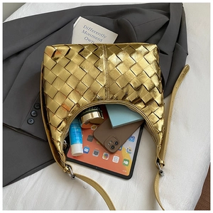Detailansicht der gold gewebten Hobo-Tasche mit Fokus auf das geräumige Innenfach