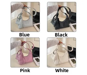 Nahaufnahme von Schultertaschen aus Leder in vier Farben mit kleinen Münztaschen