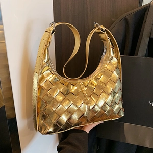 Metallisch goldene gewebte Halbmond-Unterarmtasche mit verstellbarem Riemen im modernen Stil