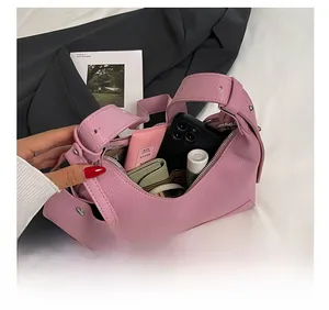Innenraum der rosa Lederhandtasche mit Lychee-Muster zeigt Kapazität für Alltagssachen