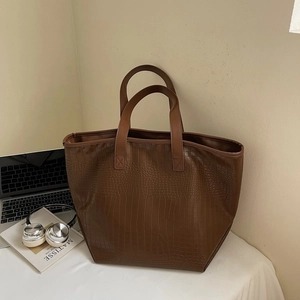 Brown crocodile embossed tote bag with large capacity for women's daily commute use