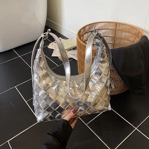 Silberne gewebte Hobo-Tasche mit Metallic-Finish in klassischer Halbmondform