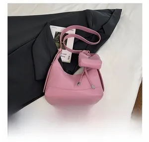 Detail der rosa Hobo-Tasche mit Lychee-Maserung und abnehmbarer Minitasche auf weißem Grund