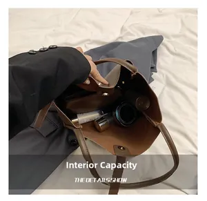Vue de dessus de l'intérieur spacieux du cabas marron montrant sa grande capacité