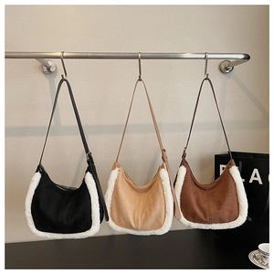 Trois sacs hobo en similicuir suédé avec bordure en fausse fourrure blanche en noir et beige