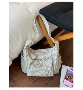 Détail du sac bandoulière vichy beige avec poche à cordon et large bandoulière
