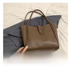 Vue détaillée d'un grand sac cabas en cuir PU marron avec doubles anses et pieds en métal