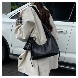 Detailansicht der schwarzen Hobo-Bag aus Leder mit Litschi-Muster und Minitasche