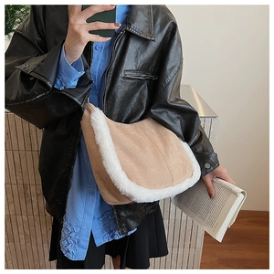 Détail du sac bandoulière en daim kaki avec des finitions en peluche blanche douce