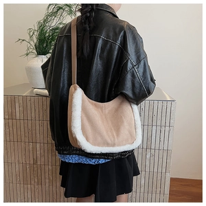 Détail du sac bandoulière en daim kaki avec bordure en fausse fourrure blanche et sangle
