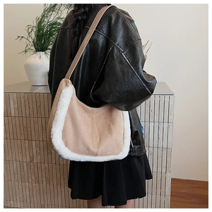 Détail du sac hobo avec bordure en fausse fourrure pelucheuse et suède beige haut de gamme