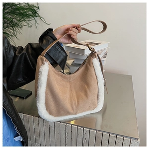 Détail du sac hobo en daim camel avec bordures en fausse fourrure blanche douce