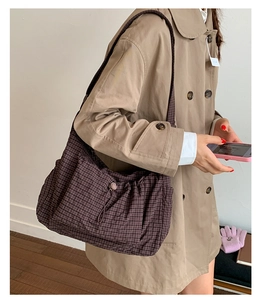Détails du sac en toile à carreaux marron foncé avec plis de serrage et boucle décorative