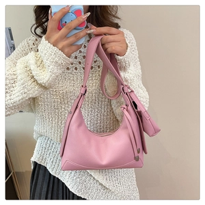 Detail der rosa Hobo-Tasche mit Lychee-Muster, Knotendekor und Mini-Münzgeldbörse