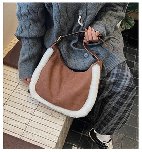 Sac bandoulière en daim marron avec bordure en fausse fourrure blanche et sangle en cuir