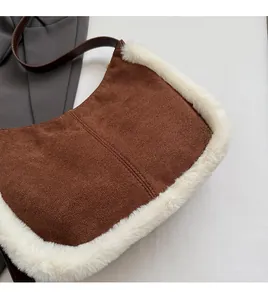 Gros plan sur la surface en daim marron avec une bordure en fausse fourrure blanche