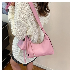 Detailansicht der rosa Leder Hobo Tasche mit passendem kleinem Münzbeutel Anhänger für Damen