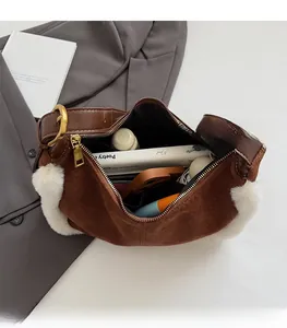 Vue intérieure du sac bandoulière en daim marron montrant l'espace pour maquillage