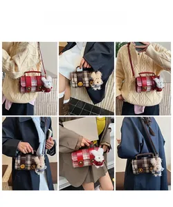 Vues détaillées du sac à carreaux avec boucle métallique et pendentif en peluche mignon