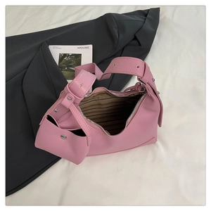 Detailansicht der pinkfarbenen Hobo-Tasche aus Kieselleder mit kleiner Zubehörtasche
