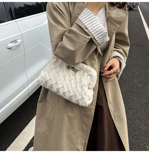 Détail du sac à bandoulière en maille blanche avec élégante bandoulière dorée