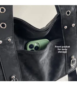 Détail de la poche avant du sac à main noir mat minimaliste avec rangement pour téléphone