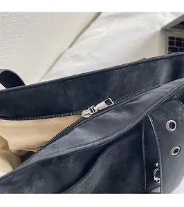 Détail d'une fermeture éclair en métal argenté et doublure sur un sac cabas noir