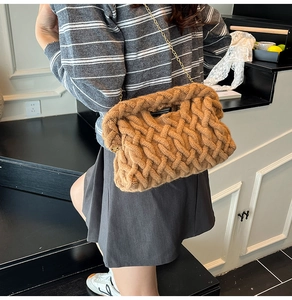 Détail d'un sac bandoulière marron en maille épaisse avec chaîne dorée et texture tissée