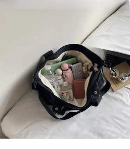 Vue de dessus du grand sac cabas noir montrant l'espace pour tablette et parapluie