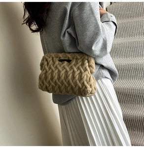 Détail du grand sac à bandoulière en maille avec texture torsadée et chaîne en métal