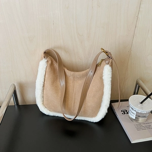 Sac hobo en daim camel avec bordure en fausse fourrure blanche et bandoulière réglable