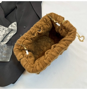 Vue détaillée de l'intérieur du sac en maille marron avec sa fine chaîne dorée