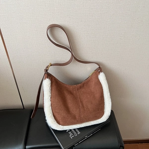 Sac à bandoulière en daim marron avec bordure en fausse fourrure blanche