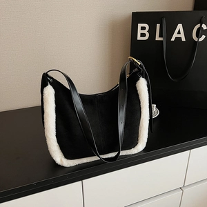 Sac bandoulière élégant en daim noir avec bordure en fausse fourrure blanche