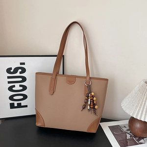 Braune Shopper-Tasche aus Leder mit Narbenstruktur und Vintage-Anhänger für Damen