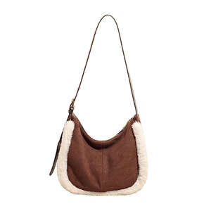 Sac hobo en daim marron avec bordure en fausse fourrure blanche et bandoulière cuir